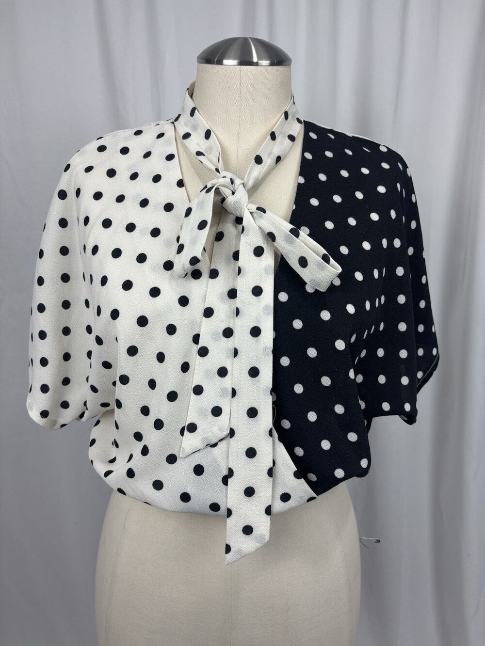 Nasty Gal Polka Dot Tie Neck Short Sleeve Top Black White V-Neck Size 2